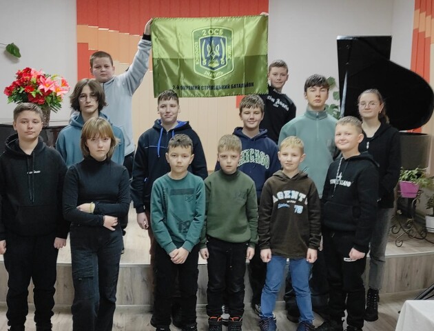 У Рожищі юні гітаристи отримали стяг від військових