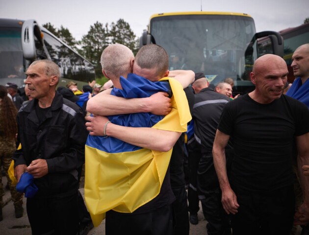 Ще 303 захисники України повернули з полону рф