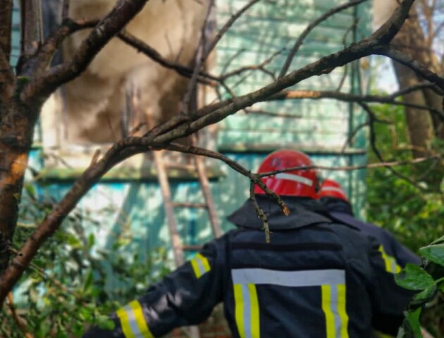 На Волині з палаючого будинку врятували людину