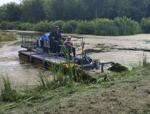 «Машина-амфібія» у луцькому парку очищає водойми