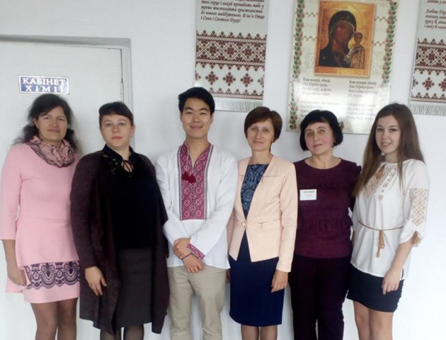 Американець став безплатним вчителем у сільській школі на Волині