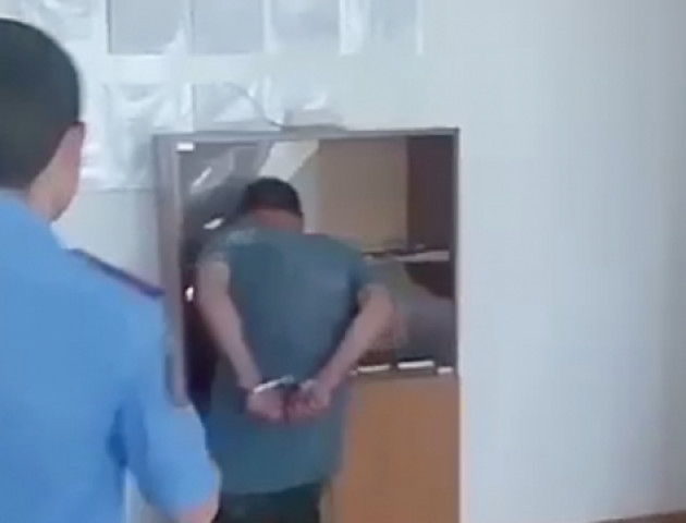 У луцькому міськвідділі поліції дебошир розбив головою скло. ВІДЕО