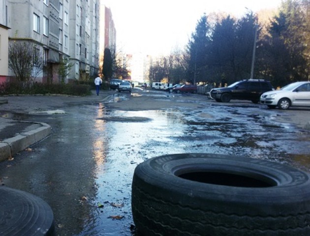 У Луцьку вулицю залило гарячою водою. ФОТО