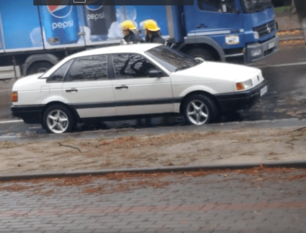 Посеред дороги в Луцьку загорілося авто. ВІДЕО
