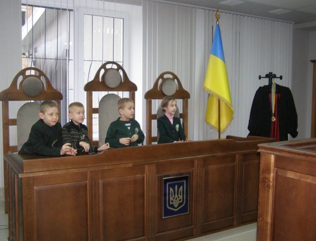Луцькі першокласники з інклюзивного класу побували в суді. ФОТО