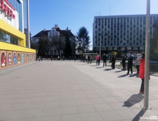 У Луцьку біля супермаркетів утворилися довжелезні черги