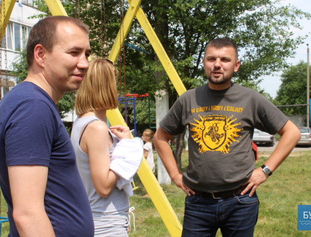 Як мешканці Володимира з нардепом Гузем наводили лад у дворі. ФОТО