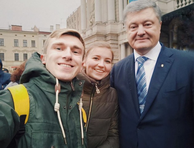 Відомий луцький ведучий  «заселфився» з Президентом