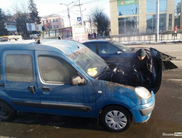У центрі Луцька загорілося авто. ВІДЕО