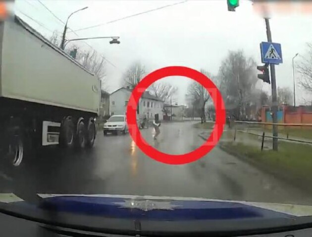 У Луцьку патрульні «спіймали» на камеру пішоходів-порушників. ВІДЕО
