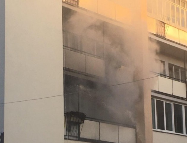 Горить балкон будинку на центральній вулиці Луцька. ФОТО