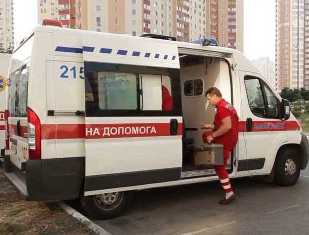 У Луцьку жінка посеред вулиці втратила свідомість, лікарі констатували клінічну смерть
