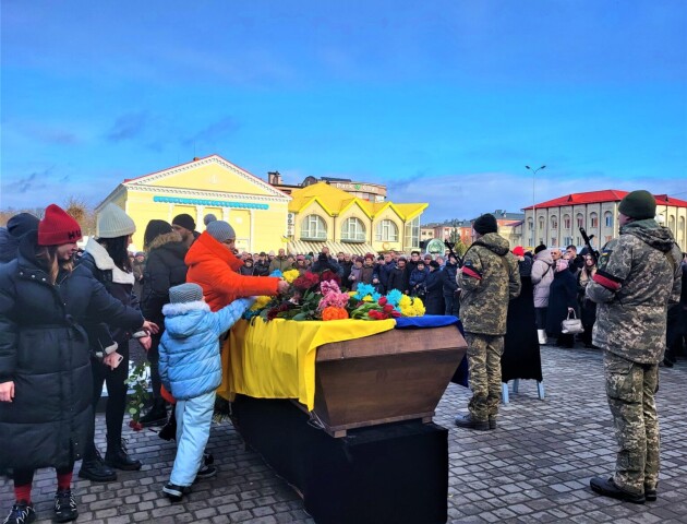 Прощавай, Фотографе: на Волині провели в останню дорогу полеглого Максима Бурду. ФОТО