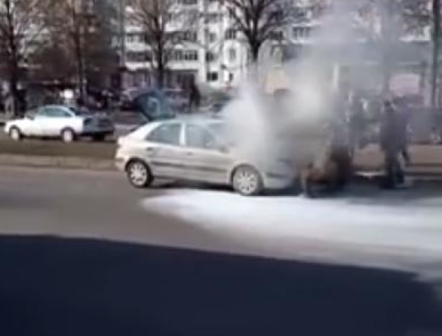 У Луцьку посеред дороги загорілася машина. ВІДЕО