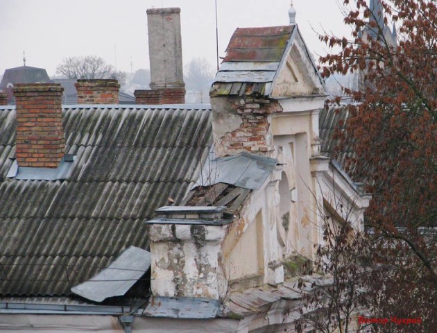 «Вітер зірвав шматок покрівлі: показали стан історичної будівлі в центрі Луцька. ФОТО