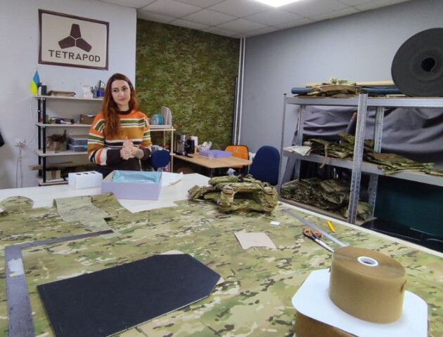 Переселенка з Маріуполя виграла у Луцьку 250 тисяч і шиє військове спорядження. ФОТО