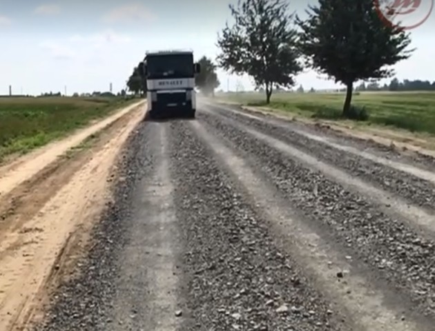 На Волині люди втомилися чекати, поки влада відновить дорогу, тому самі почали ремонт