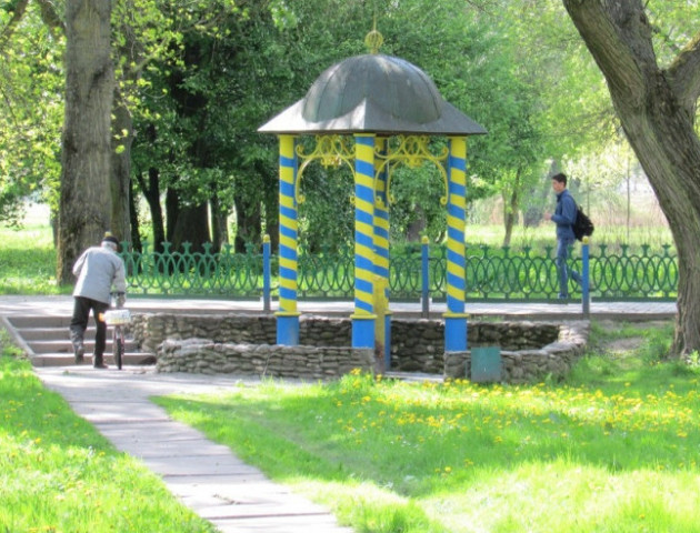 У Володимирі-Волинському понівечили територію біля цілющого джерела