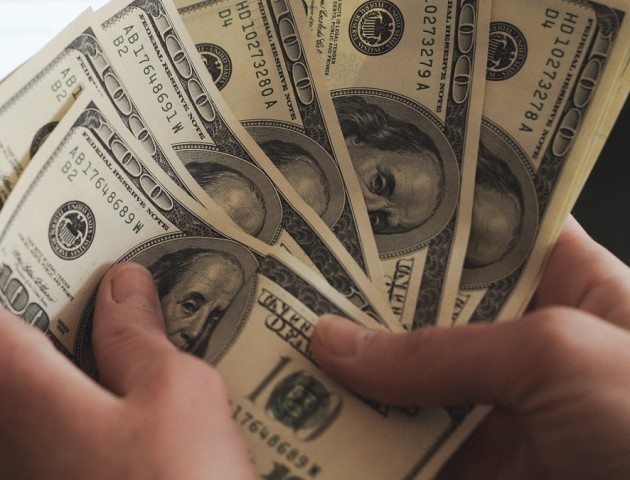 На Волині шахрай видурив гроші у чоловіка під приводом продажу авто