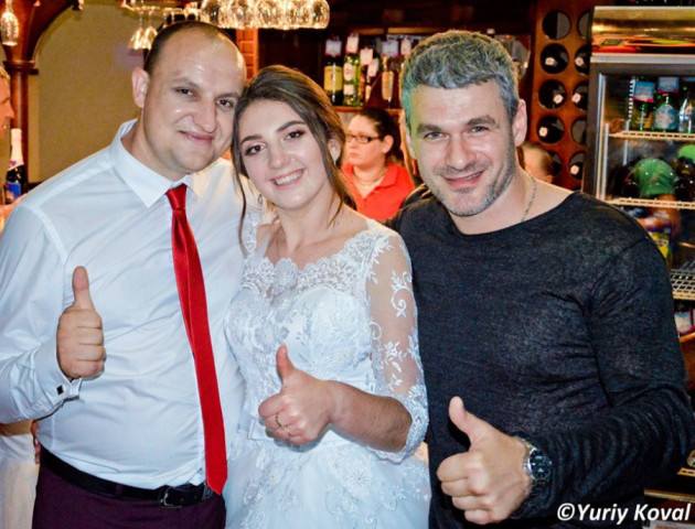 Відомий співак здивував своєю присутністю на весіллі волинських молодят
