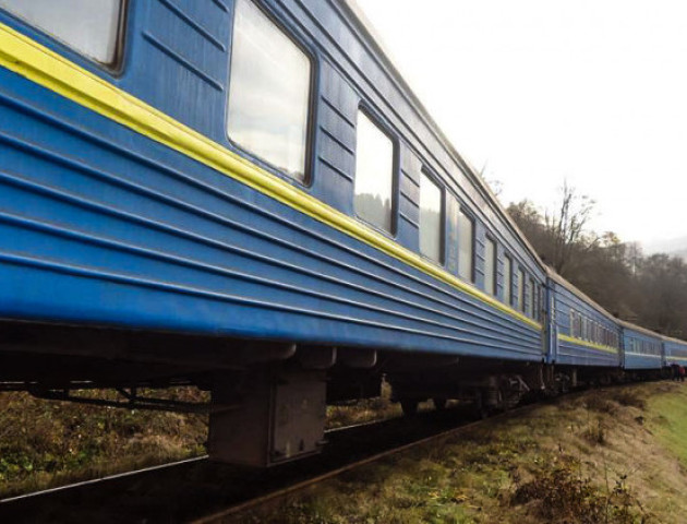 Закривавлене обличчя та накладений гіпс: на Закарпатті хлопець випав з потяга