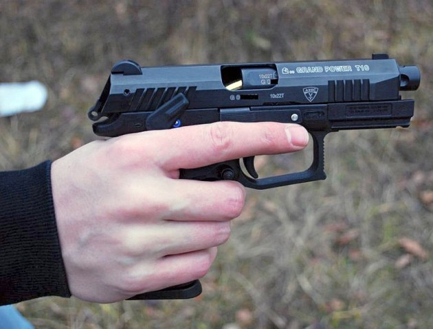 На Волині підліток з іграшковим пістолетом пограбував дітей