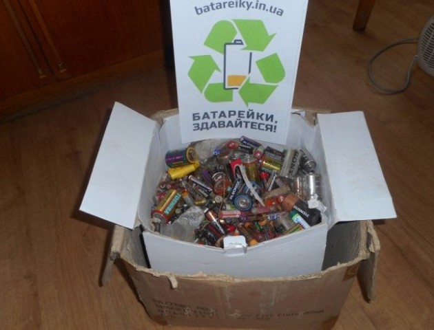 У Волинській бібліотеці зібрали 25 кілограмів використаних батарейок. ФОТО