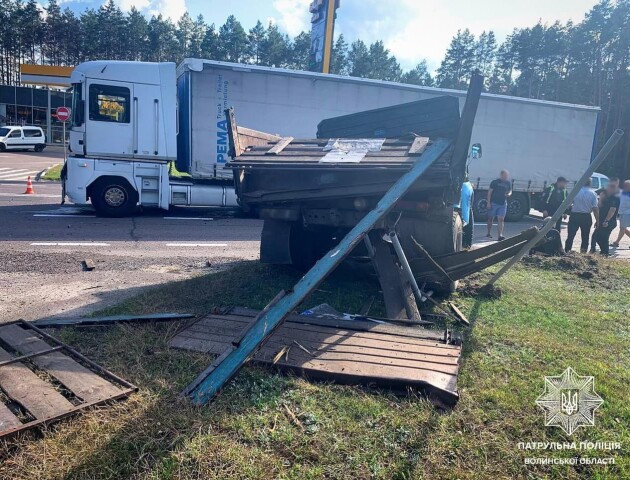На Волині зіткнулися дві вантажівки: пасажир вилетів з кабіни