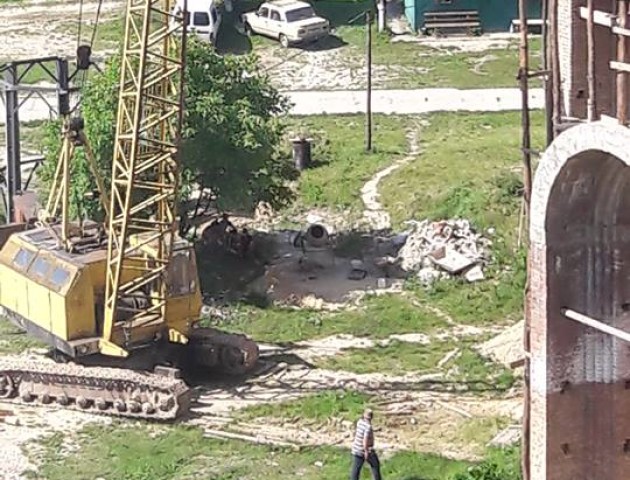 Будівельний екстрим по-луцьки: кран замість ліфту. ФОТОФАКТ