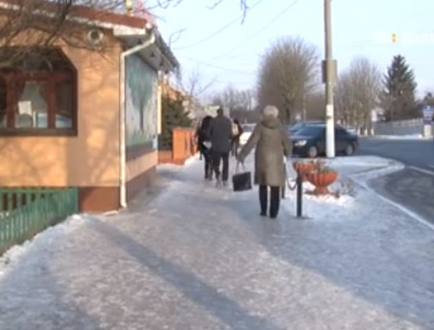 Чому на деяких вулицях Луцька не посипані тротуари. ВІДЕО