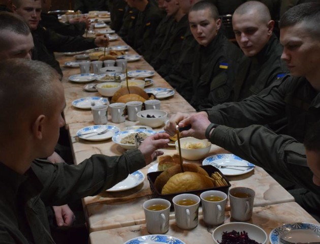 Кутя у солдатській їдальні: як святкують Різдво луцькі нацгвардійці. ФОТО