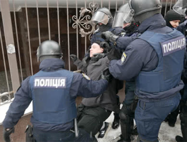 Під судом, де обирають запобіжний захід меру Одеси сталася бійка зі стріляниною. ВІДЕО
