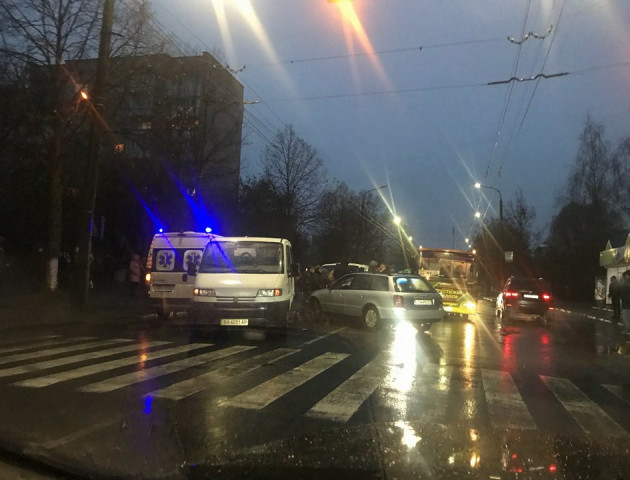ДТП у Луцьку: авто на «бляхах» зіткнулося з бусом і збило жінку