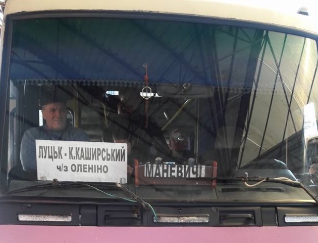 На Волині водій автобуса відмовився їхати в село через розбиту дорогу. ФОТО