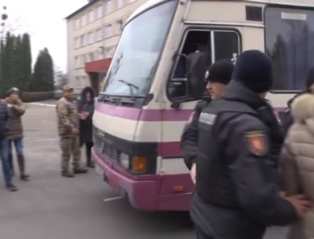 Колотнеча під військкоматом у Луцьку: силою забирали в армію, а родичі не пускали автобус. ВІДЕО