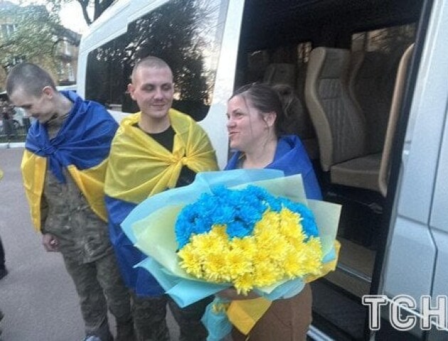 З полону повернулись мама та син. Хлопець впізнав її в автобусі