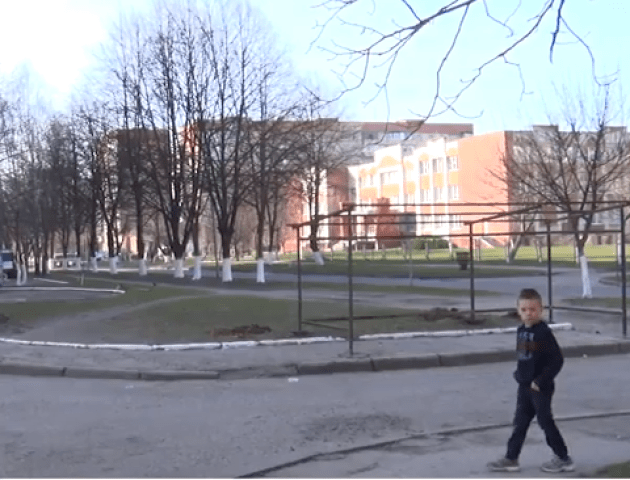 Лучани не можуть визначитися, що облаштувати біля будинку - смітник чи парковку. ВІДЕО