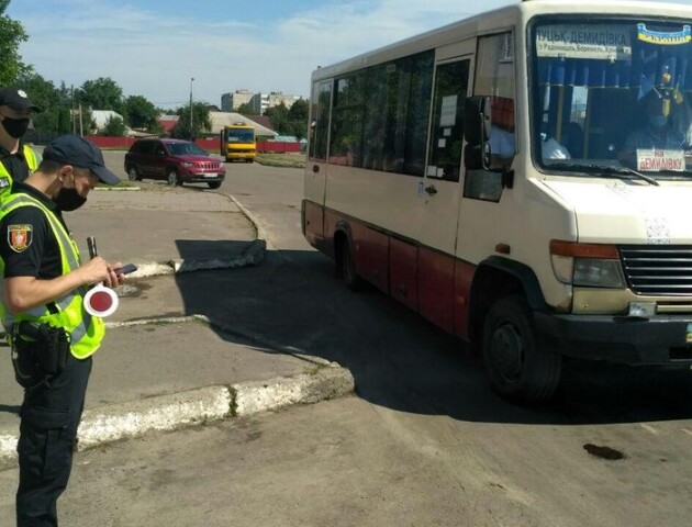 На луцькій автостанції патрульні перевіряють автобуси. Чи складають протоколи?