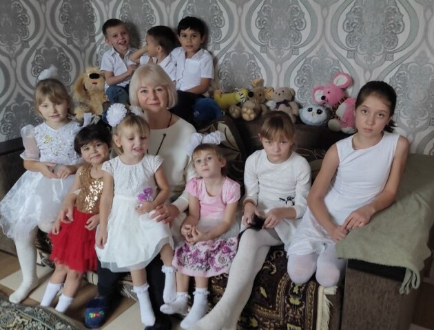 Спочатку виїхали за кордон: переселенка виховує в будинку сімейного типу на Волині 10 дітей. ФОТО