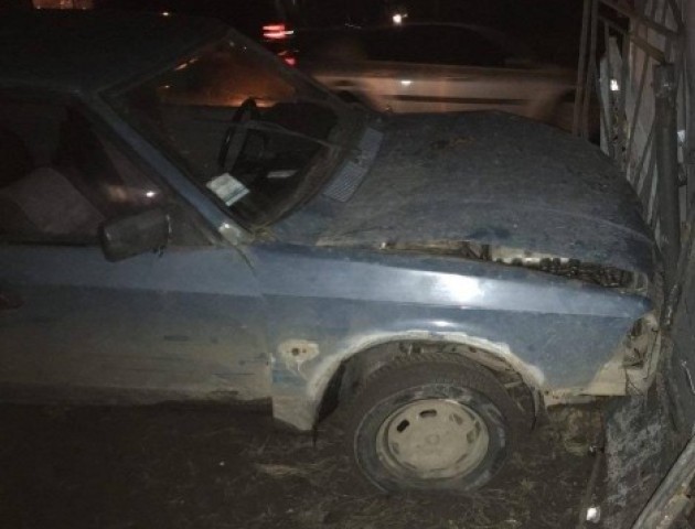 П'яний водій у Луцьку врізався в огорожу. ВІДЕО