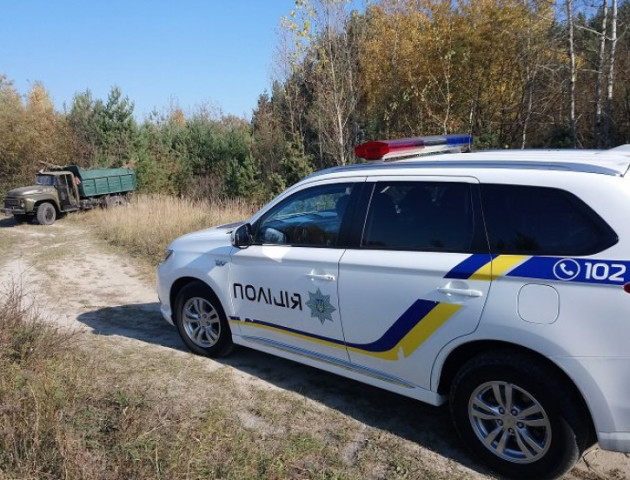На Волині працівники автошколи вивозили сміття в ліс. ФОТО