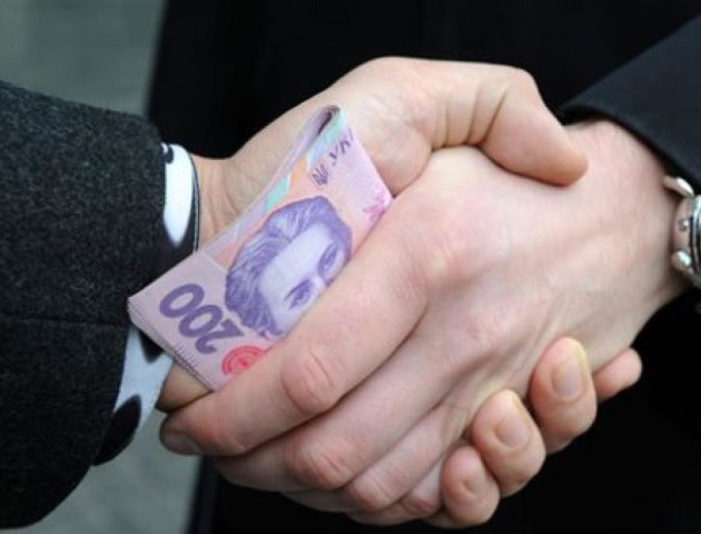 Рівнянка «віддала» поліцейським 20 000 гривень за викуп сина