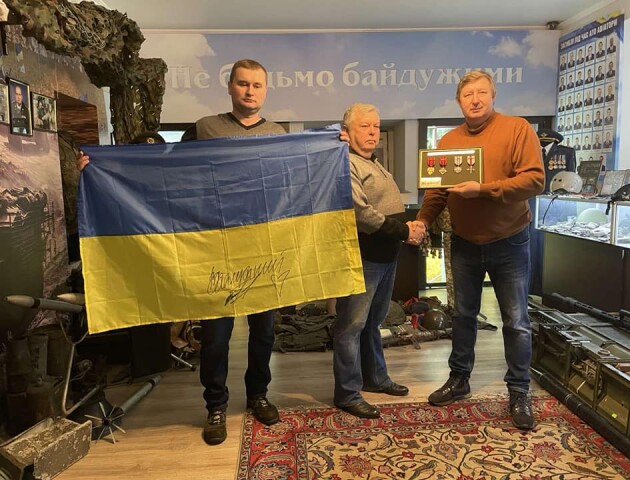 У музеї на Волині з'явився прапор із підписом Головнокомандувача ЗСУ та комплект відзнак