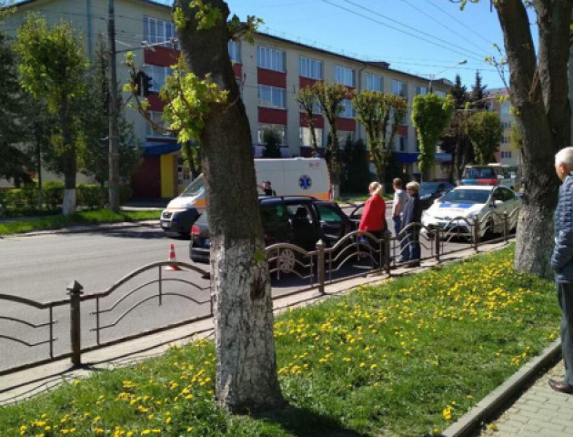 Луцьк: на світлофорі поблизу міськвідділку поліції авто збило чоловіка