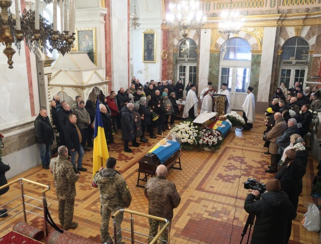 Дві труни у храмі. Луцьк попрощався із загиблими захисниками