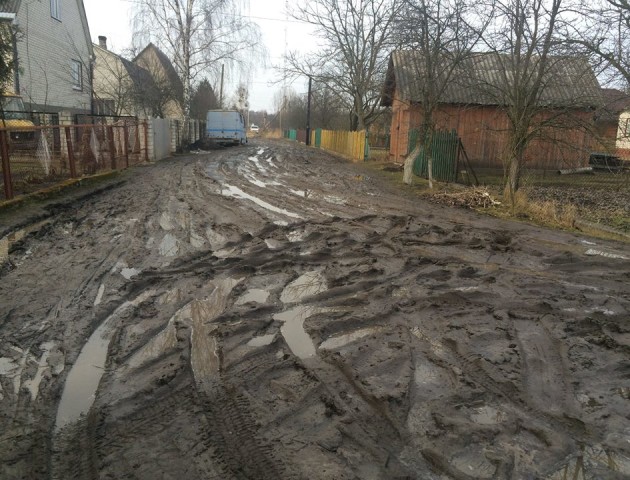 У Шацьку показали жахливу дорогу, яку ремонтували три рази за останній рік. ФОТО