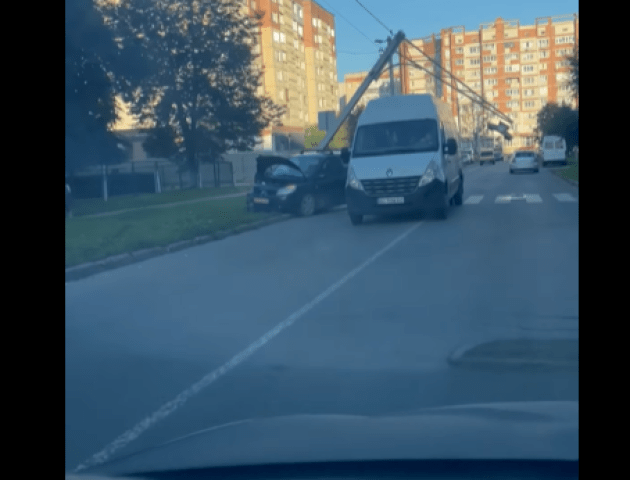 У Луцьку легковик влетів у стовп. Відео