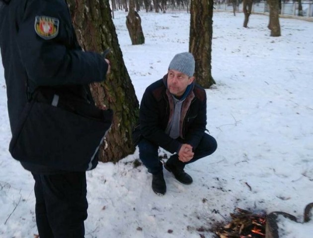 У луцькому парку чоловік спозаранку розвів багаття. ФОТО