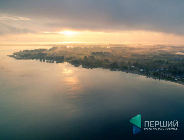 Туман та перші промені сонця: неймовірні фото ранку на Світязі