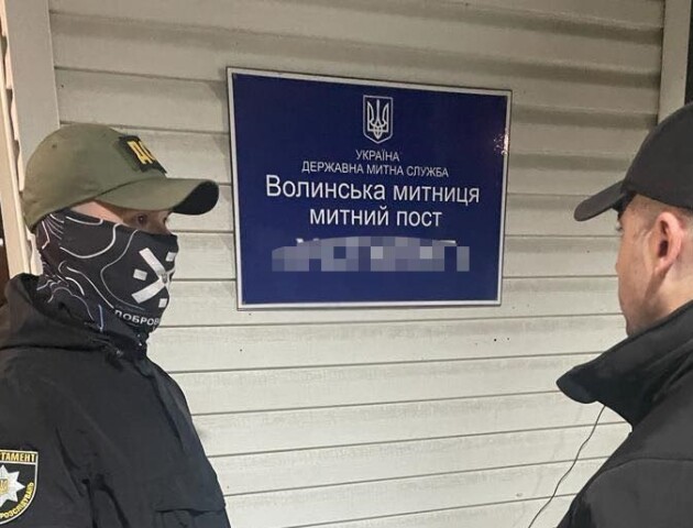 Волинського митника затримали на хабарі